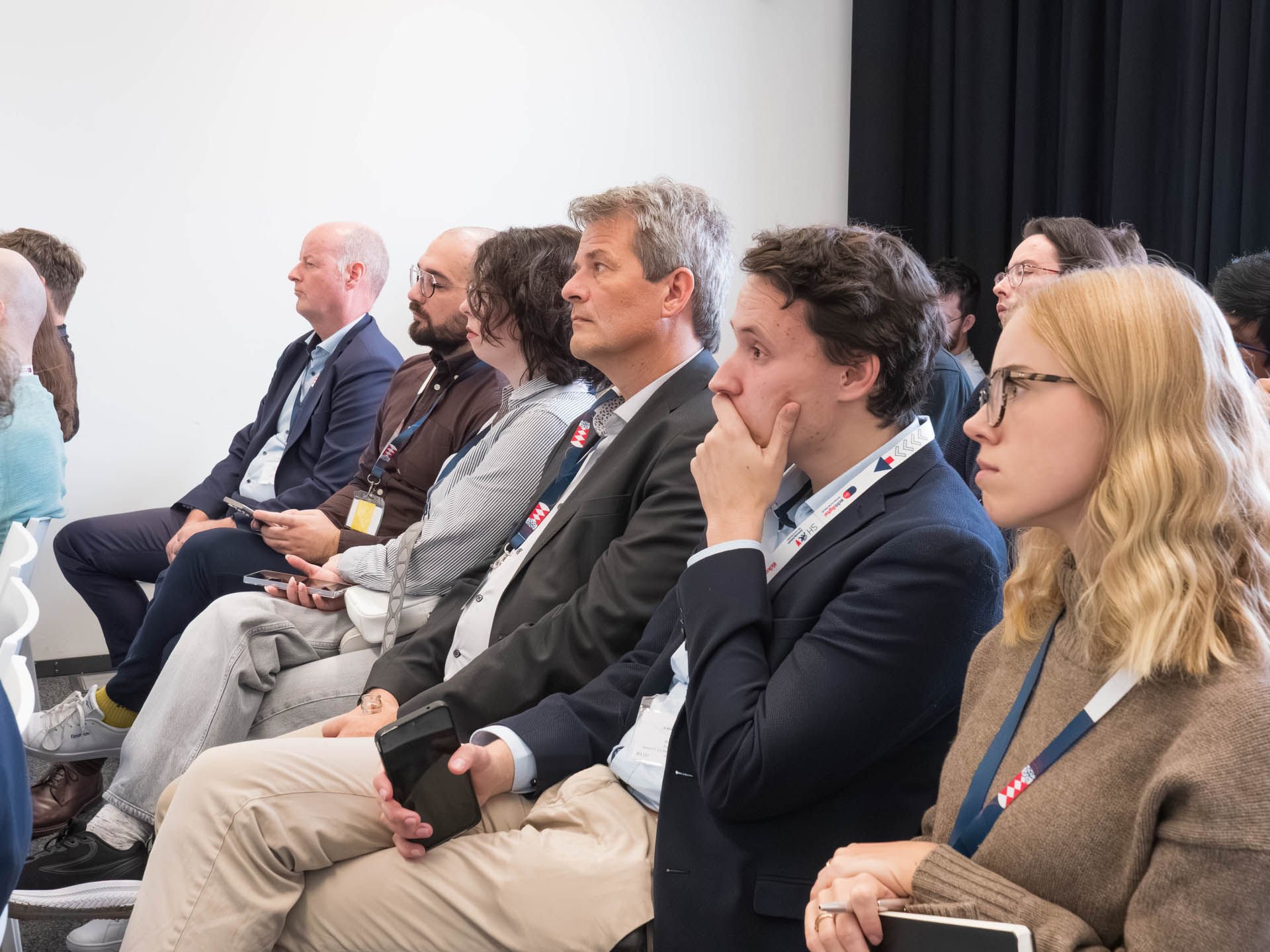 Teilnehmende hören interessiert bei einer Fachsession zu